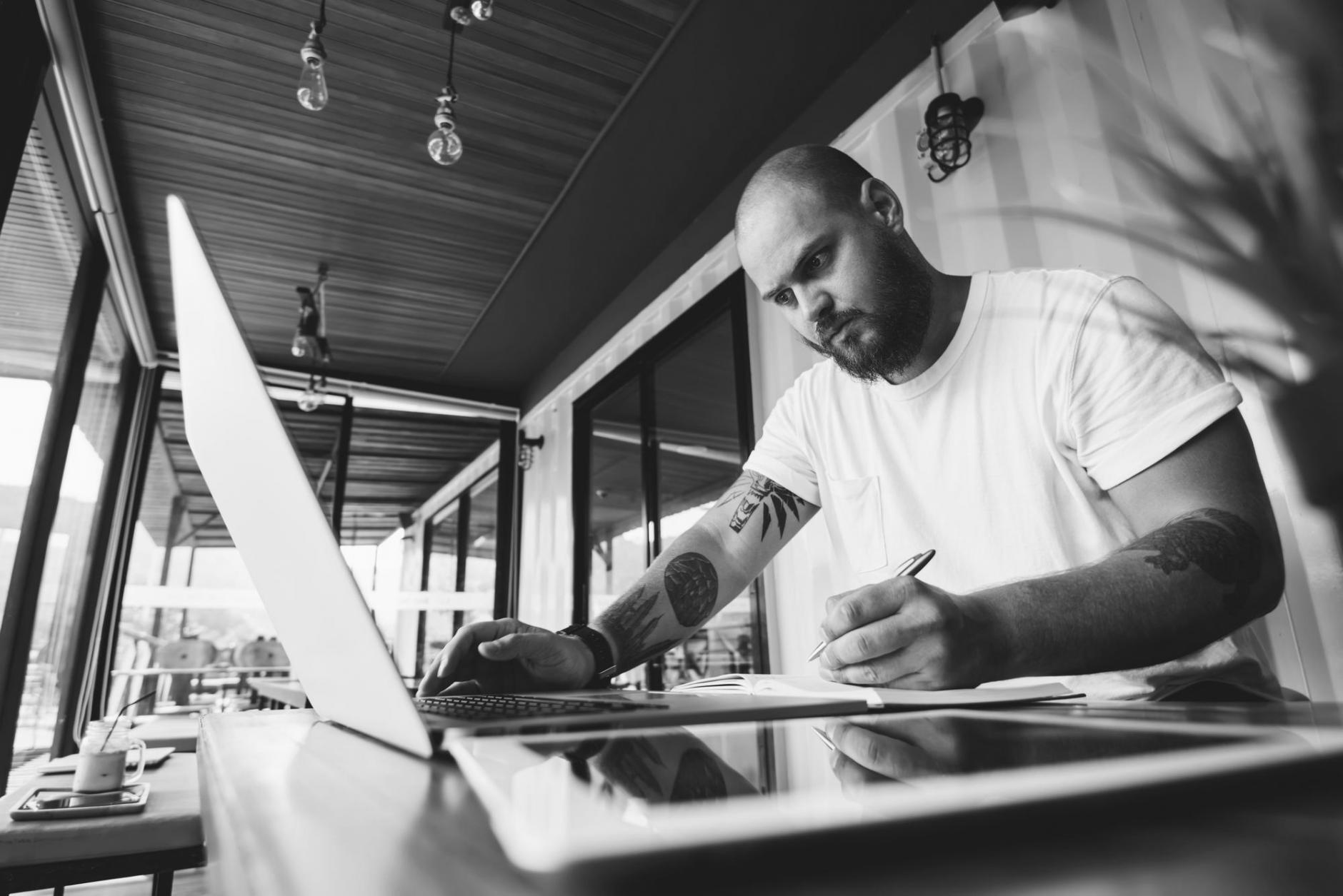 Praktyczna praca nad strukturą fabularną podczas warsztatów pisarskich