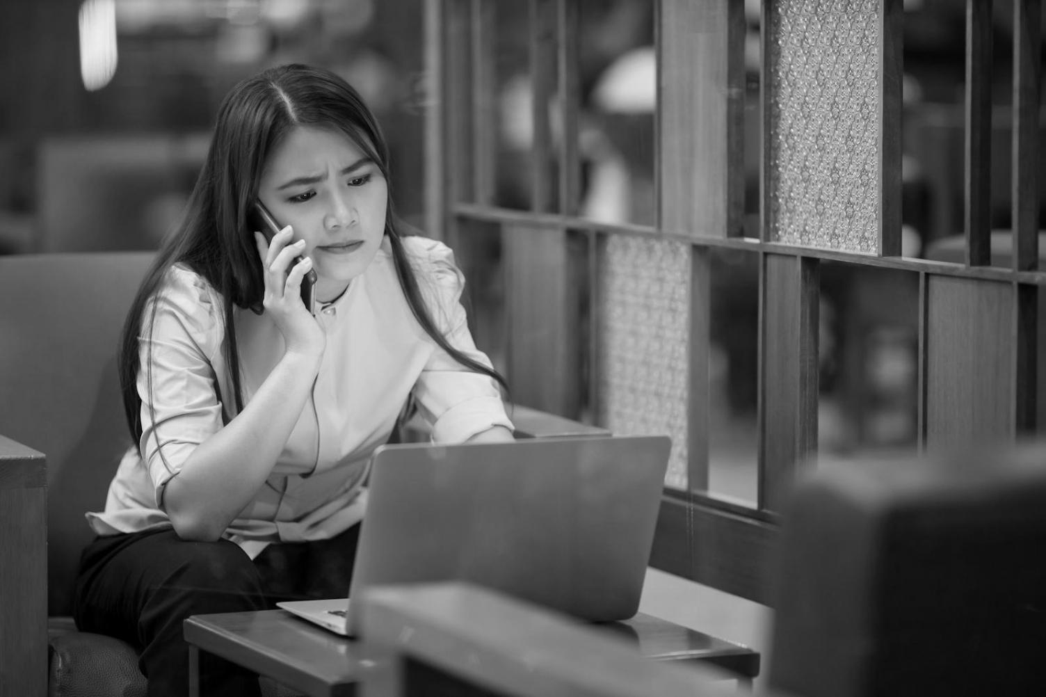 Grupa uczestników podczas warsztatów pisarskich z materiałami edukacyjnymi