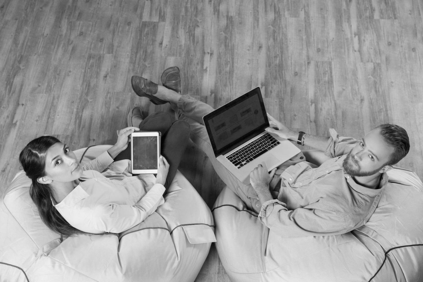 Przestrzeń kreatywna do pisania z otwartym notatnikiem i inspirującym otoczeniem