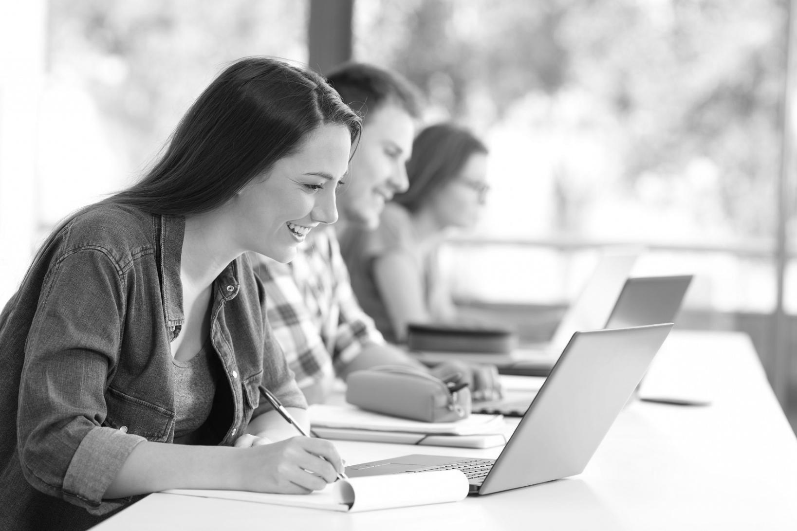 Sesja warsztatowa pisania kreatywnego z notatnikami i materiałami