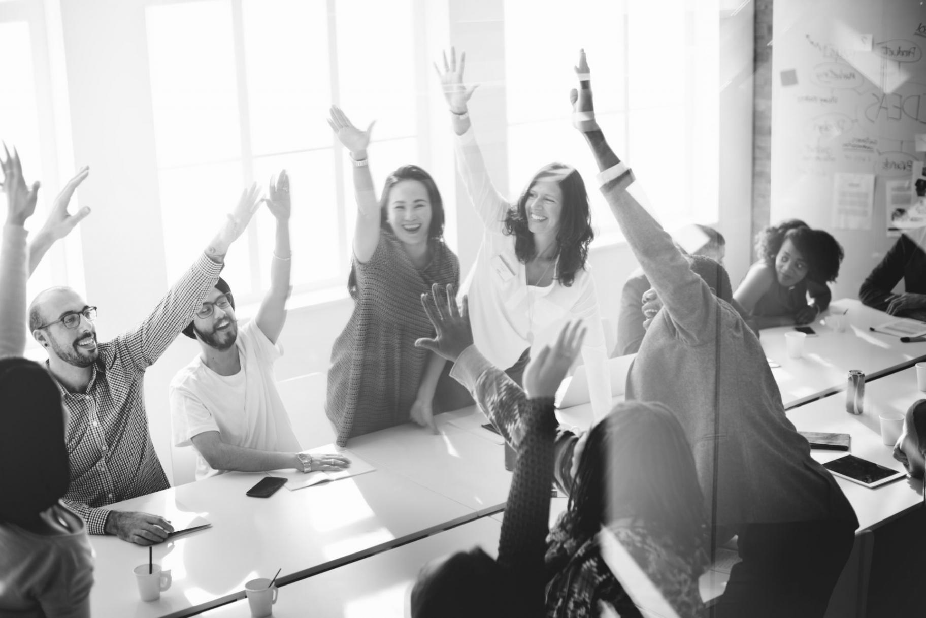 Uczestnik kursu pracujący nad własnym tekstem literackim